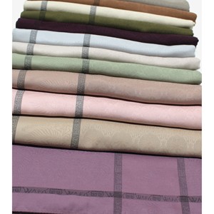 Foulard carré en voile jacquard uni Wafa, design encadré, toucher doux comme du coton, respectueux de la peau, toutes saisons, 110x110 cm - Product Image 3