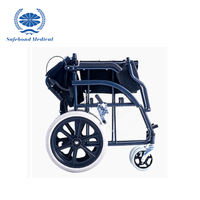 Équipement de thérapie médicale Petit fauteuil roulant portable pliable classique à roues solides pour les personnes âgées