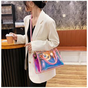 Nouveau <span class=keywords><strong>Sac</strong></span> Fourre-tout Holographique Transparent en PVC Imperméable 2026 avec Chaînes et Fermeture Éclair, <span class=keywords><strong>Sac</strong></span> à Bandoulière Durable Effet Gelée pour Femme - Product Image 1