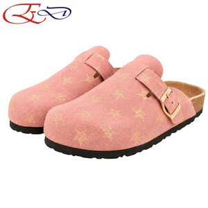 Sabots en daim de vache pour femmes avec imprimé et boucle, à enfiler, bout fermé, semelle extérieure en EVA, pour toutes les saisons - Product Image 1