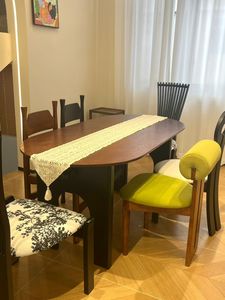 โต๊ะอาหารทันสมัย โครงไม้เนื้อแข็ง หน้าไม้ธรรมชาติ ดีไซน์มินิมอล สำหรับใช้ในบ้านและโรงแรม - Product Image 4