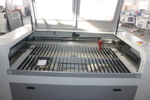 1390 CO2เลเซอร์1300X900 100W/150W/300W CNC เครื่องตัดอะคริลิกระบบระบายความร้อนด้วยน้ำระบบควบคุม Ruida ยางคริสตัล - Product Image 3