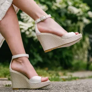 Sandalias de cuña personalizadas, sandalias de plataforma de lino blanco brillante con punta abierta para mujeres maduras, sandalias de cuña con correa en el tobillo personalizadas