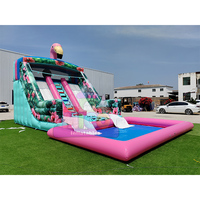 Toboggan aquatique gonflable sur le thème des flamants roses tropicaux avec piscine pour les fêtes estivales et les zones de jeux aquatiques des centres de villégiature