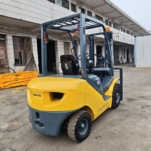 รถยกโคมัตสึ FD25 ขนาด 2.5 ตัน เครื่องยนต์ดีเซล พร้อมที่นั่งคนขับ อัตโนมัติ นำเข้าจากญี่ปุ่น มือสอง ใช้พลังงานจากดีเซล - Product Image 2