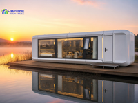 Maison capsule compacte à une chambre avec poste de travail et Wi-Fi, prête pour les voyageurs d'affaires