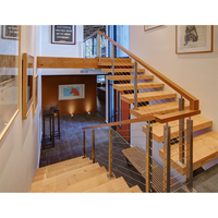 Système d'escalier à poutres apparentes au design moderne 2024 pour salon, avec garde-corps en câble de verre intérieur, marches flottantes droites en bois et forme spirale