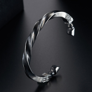 Pulsera abierta de acero de titanio para hombre, estilo retro europeo americano, diseño de herradura de caballo de guerra, forma de Möbius - Product Image 1