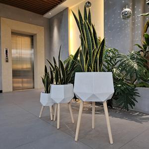 Pot de fleurs élégant et spacieux en fibre de verre écologique pour intérieur, avec pieds en bois, idéal pour la décoration de jardin. - Product Image 3