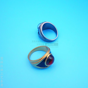 Anillo de cobre fundido a medida con forma geométrica, joyería unisex en oro y plata para accesorios de cine y televisión. - Product Image 2