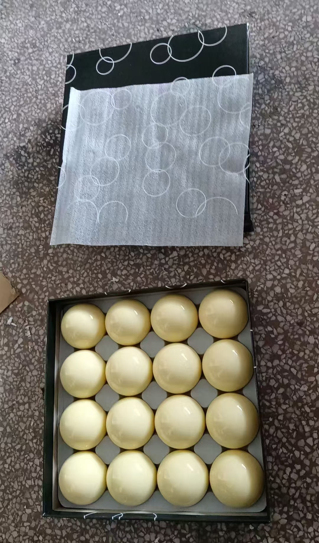 Billes résine blanches 1 boîte (16 pcs)