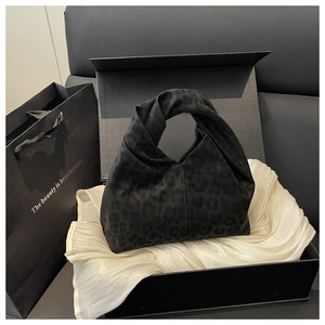 Bolso de mano con estampado de leopardo, versátil y elegante, bolso chic, bolso nube de diseño exclusivo. - Product Image 1