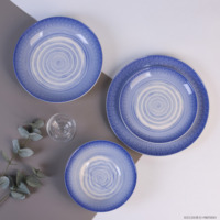 Service de table en céramique en grès nordique naturel moderne, bleu marée, texture tourbillonnée, assiettes et bols pour une présentation de table élégante