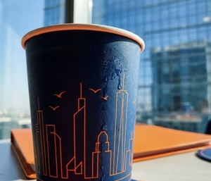 Vaso Desechable de PVC Negro Completo de 8 Oz y 12 Oz con Doble Capa, Logotipo Estampado en Dorado, Tapa de PS y Etiqueta de PVC - Product Image 1