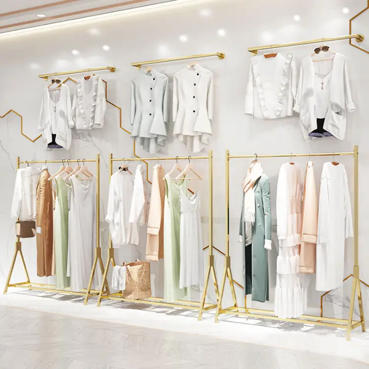 Expositor de aço inoxidável dourado personalizado charmoso, prateleira de pendurar roupas, design de interiores para lojas