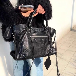 Nouveau sac fourre-tout bandoulière en cuir véritable Rivet pour moto avec fermeture éclair, style rétro sombre - Product Image 2