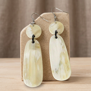 Boucles d'oreilles carrées en corne de buffle naturelle de qualité supérieure, équitablement obtenues, faites à la main, modernes et écologiques, tendance - Product Image 1