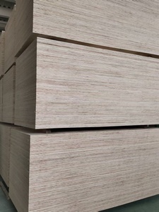 Feuille commerciale de panneau de <span class=keywords><strong>contreplaqué</strong></span> 1220*2440 4mm <span class=keywords><strong>15mm</strong></span> 9mm 18mm 12mm <span class=keywords><strong>contreplaqué</strong></span> de placage de teck en bois de pin de la fabrication de la Chine - Product Image 5