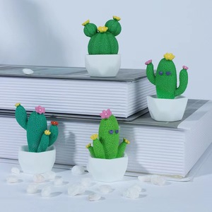 Joli cactus artificiel en pot, mini-ornement en résine, décoration de bureau, cadeau artisanal, design moderne, lot de plusieurs pièces - Product Image 1