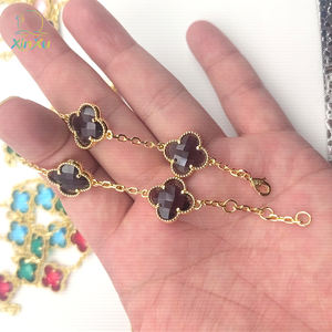 हॉट सेलिंग फैशन पीतल 14k गोल्ड-प्लेटेड फाइव-लीफ क्लैवर हिप हॉप आकर्षण ब्रैसलेट रंगीन जिरकॉन स्टोन दिल के आकार का पैटर्न - Product Image 4