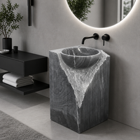 Lavabo sur piétement en marbre gris foncé brutalist, cuve polie, base brute ciselée, pour conception de salle de bain de penthouse et projets de suites d'hôtel