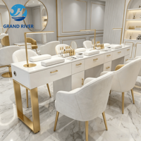 Table de manucure de luxe or et blanc, lampe de table pour salon de beauté, bureau de manucure triple, ensembles de tables et chaises de manucure personnalisés