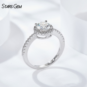 แหวนเพชรทรงกลม 1 กะรัต ประดับเพชรรอบวงแบบ Halo จาก Starsgem เพชรเพาะเลี้ยงในห้องปฏิบัติการ DEF VVS มอยส์ซาไนต์ เงินแท้ 925 สำหรับผู้หญิง สวมใส่ในโอกาสหมั้น แต่งงาน หรือเป็นแหวนแทนคำมั่นสัญญา - Product Image 3