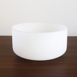 Bol chantant en quartz pur givré de type court ZHQH <span class=keywords><strong>Pinck</strong></span> avec notes de chakra, thérapie sonore et options de couleur personnalisées - Product Image 1