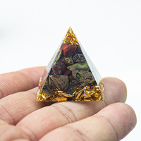 Ornements en résine en forme de pyramide avec gravier de cristal naturel en gros : artisanat en cristal d'améthyste, de quartz rose et de citrine