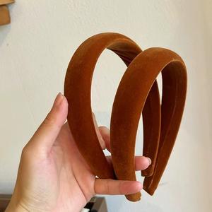 Serre-tête en velours couleur citrouille Maillard pour femme, idéal pour les fêtes automne/hiver - Product Image 2