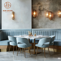 Ensemble de mobilier de luxe léger bleu en pierre frittée, comprenant table carrée, chaises et banquette en velours pour café et restaurant