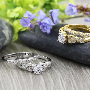 Anello di Fidanzamento da Donna in Oro Bianco con Diamante Taglio Brillante Rotondo Colore G Naturale e Pietre Laterali - Product Image 2