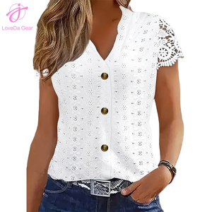 Loveda all'ingrosso estate nuovo arrivo donna tinta unita decorazione con bottoni in <span class=keywords><strong>pizzo</strong></span> con scollo a V cavo camicia a <span class=keywords><strong>maniche</strong></span> <span class=keywords><strong>corte</strong></span> - Product Image 1