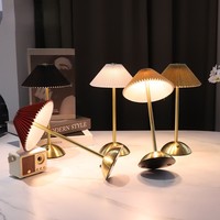 Lampe de table sans fil à commande tactile, design moderne doré, abat-jour en tissu, vente en gros d'usine, pour hôtels et restaurants