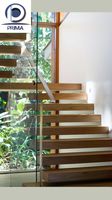 Escalier intérieur sur mesure, design d'escalier flottant, marches en bois modernes, garde-corps en verre trempé pour projets résidentiels de villas