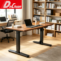 Grand bureau électrique ergonomique en bois pour le télétravail, compatible avec trois moniteurs et doté de tiroirs de rangement