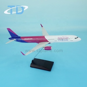 โมเดลเครื่องบิน Wizz <span class=keywords><strong>A321</strong></span> Acale ขนาด 1/100 ความยาว 31 ซม. ทำจากเรซิ่น ตกแต่งได้ตามต้องการ - Product Image 2