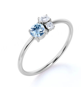 Anillo de Compromiso y Matrimonio Único para Mujer, Chapado en Rodio, Plata de Ley 925, con Tres Piedras Preciosas Redondas de Aguamarina - Product Image 1