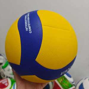 Ballon de volley-ball de compétition avancé modèle V200W V300W taille 5 avec revêtement en PU premium pour un contrôle et un vol optimaux - Product Image 1