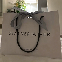 Sac cadeau élégant en papier blanc avec intérieur noir, poignée en corde, logo de la marque pour magasin de vêtements