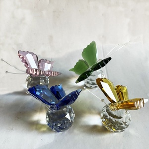 Statuetta di Farfalla in Cristallo Trasparente da 5cm con Base a Sfera di Cristallo - Regalo da Collezione Stile Amore - Product Image 2