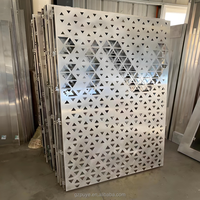 Revêtement de façade en aluminium perforé, panneau en aluminium moderne, mur-rideau en verre et terre cuite