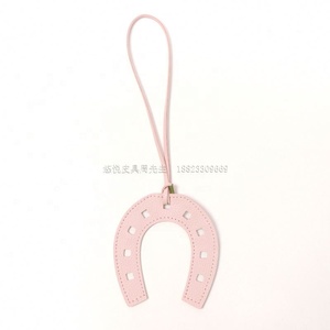 Porte-clés fer à cheval en cuir PU avec étiquette cadeau pour sac à main suspendu et décoration de charme - Product Image 4