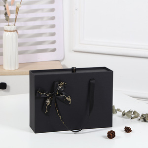 Caja de embalaje rectangular negra con lazo bronceado para regalo de perfume, afeitadora y vela para novio - Product Image 2