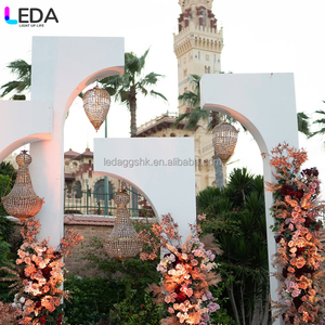Arco de Flores Colgante de Acrílico Blanco Grande y Moderno, Personalizado para Decoración de Escenarios de Eventos al Aire Libre LEDA, para Bodas - Product Image 4