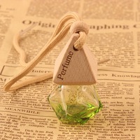 Mini bouteille de diffuseur de voiture suspendue de forme unique colorée de 8ml bouteilles de parfum de voiture en verre vides avec bouchon en bois