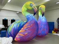 Lumières LED gonflables de dessin animé avec flamants roses colorés et dynamiques pour la décoration de scène à des fins publicitaires