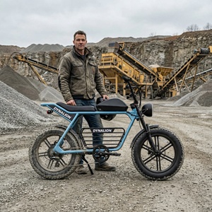 Vélo électrique tout-terrain robuste <span class=keywords><strong>de</strong></span> style Scrambler avec pneus larges et suspension avant, idéal pour les routes <span class=keywords><strong>de</strong></span> carrière - Product Image 1