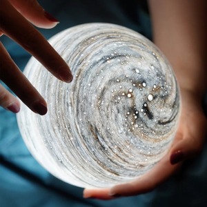 Lampada da Tavolo USB Moderna Minimalista a Forma di Pianeta, Luce Notturna Luna e Cielo Stellato, Illuminazione Dimmerabile per Camera da Letto - Product Image 3