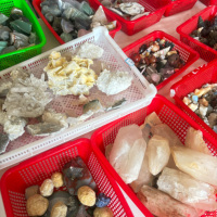 Vente en gros de cristaux naturels taillés en points et sphères, pierres de guérison mélangées, en vrac, en solde